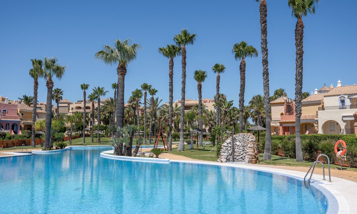 Atlanterra Apartment | Ático Dúplex Jardines de Zahara: Piscina Compartida, Terraza Privada y Wi-Fi