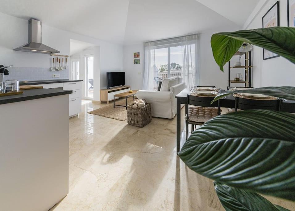 Guadalmina Apartment | Ático nuevo en lujosa urbanización junto a restaurantes y cafeterías