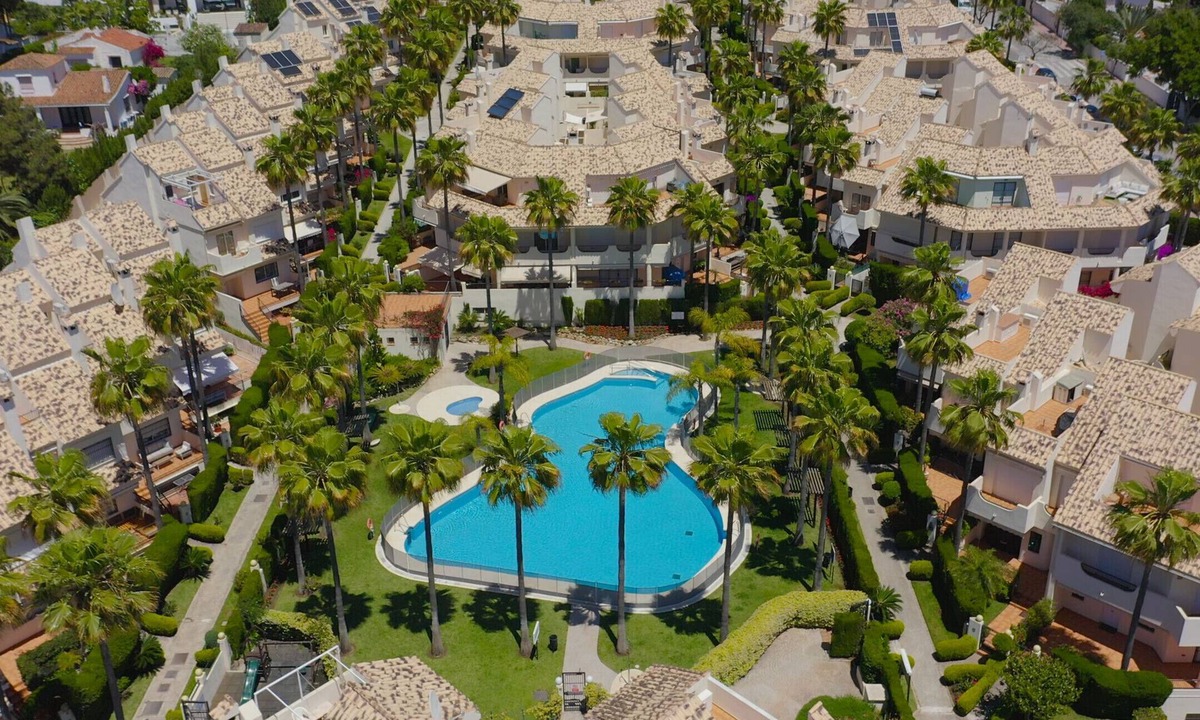 Marbella Ski Chalet | 3160 Elegant Seafront House