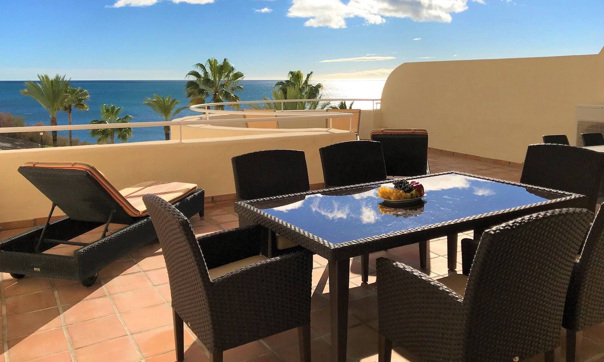 Buenas Noches Apartment | 4 bedroom apartment on beachfront w. frontal seaviews, wifi and british TV