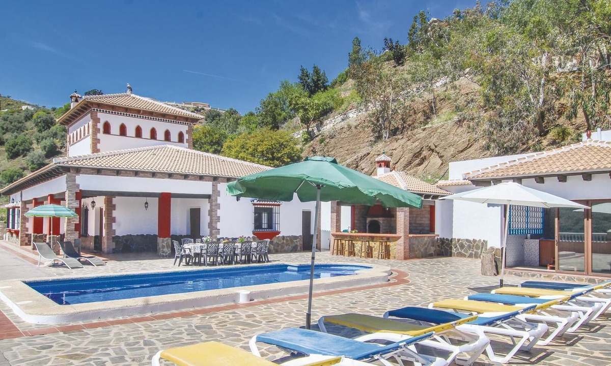 Sayalonga House | 5 bedroom accommodation in Sayalonga