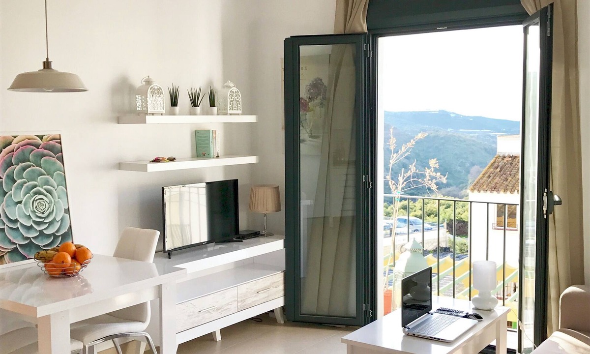 Torrox Apartment | 5* Rated Luxury Apartment~Free WiFi~AirCon~Close to Beach~Walk to Restaurants.