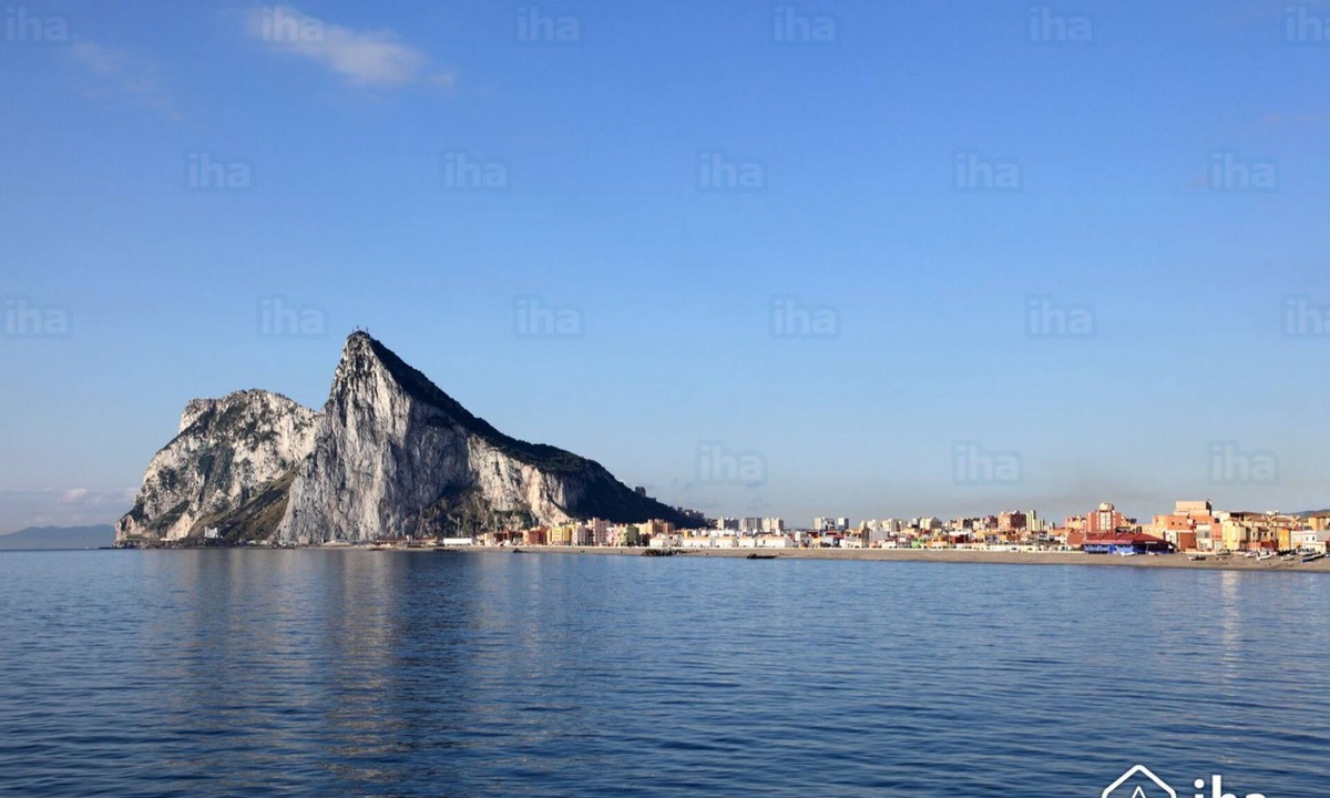 Castillo de Sabinillas Condo | A place by the Sea "BREAKFAST INCLUDED"