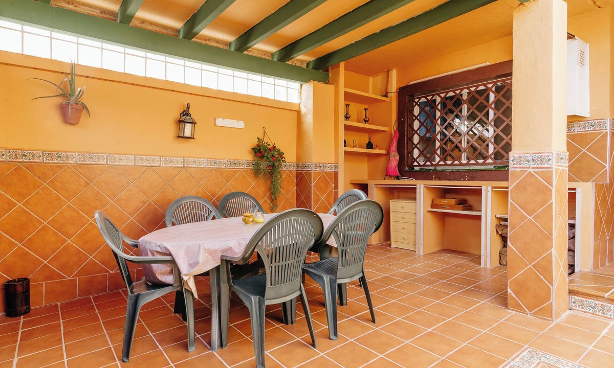 Algeciras House | Acogedor Hogar en Cádiz con Patio y Amenidades Deportivas