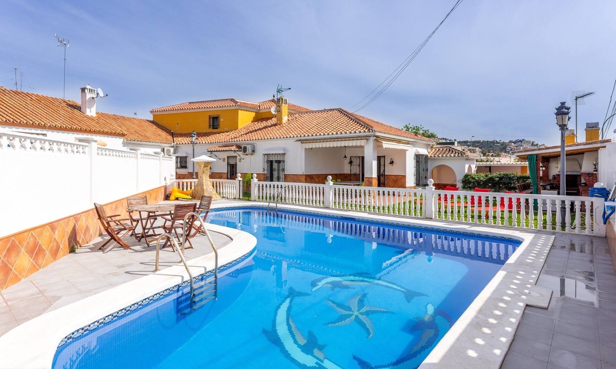 Rincon de la Victoria House | Air-Conditioned Villa "Mascota Rincón de la Victoria" with Pool, Garden & Wi-Fi