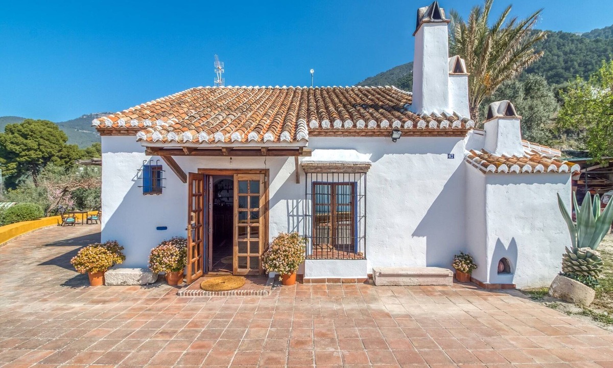 Los Cortijillos Cottage | Alcaucín Cottage for Families