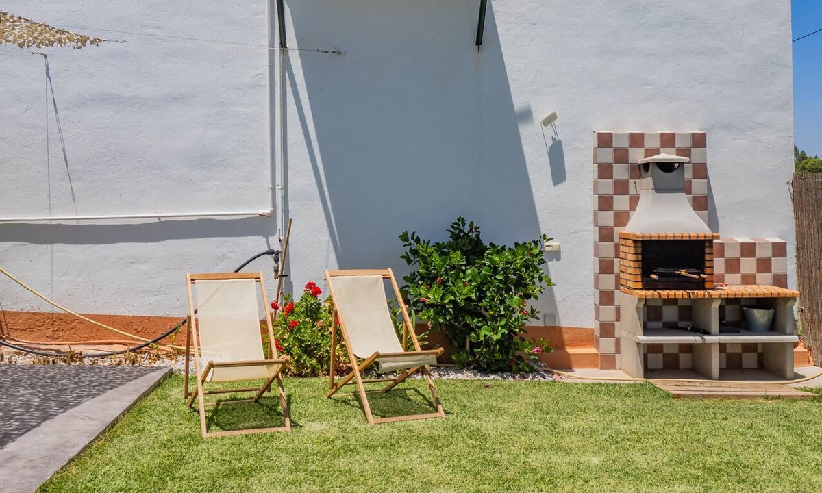 Alhaurin de la Torre Cottage | Alhaurín Riad Villa with Pool & BBQ