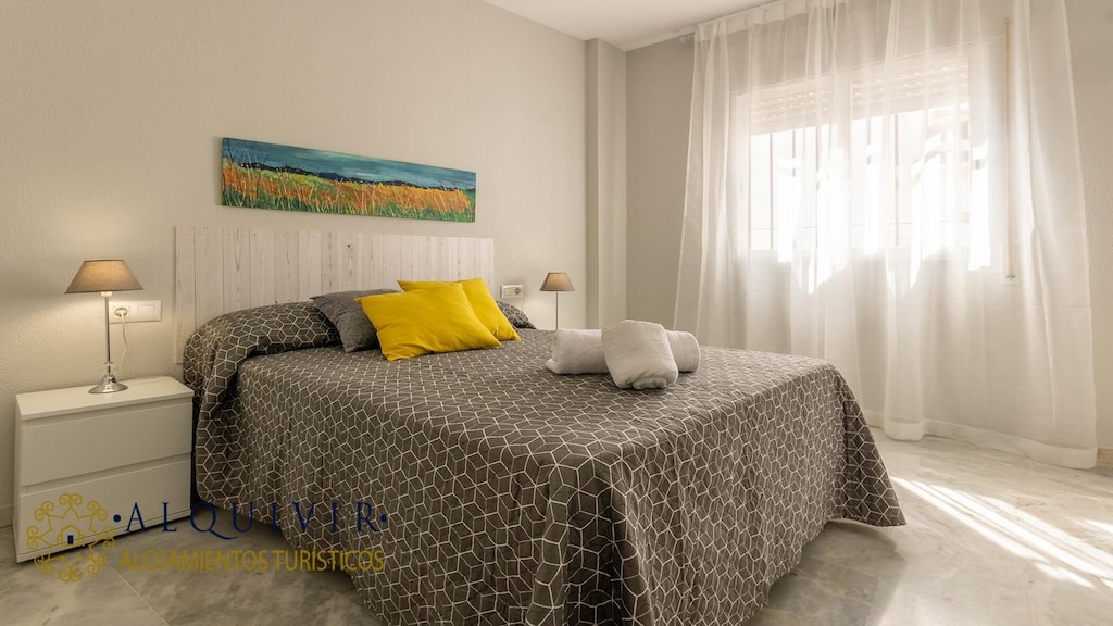 Distrito Centro Apartment | ALQUIVIR ALFAROS 1 BEDROOM + PARKING