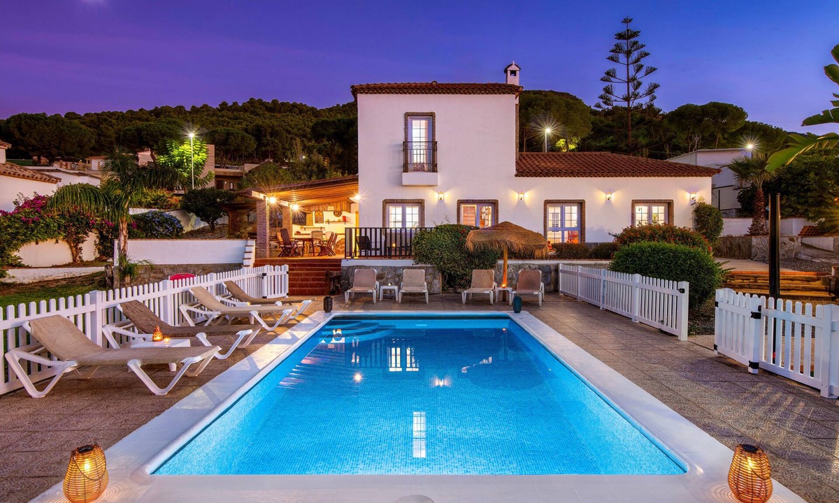Pinos de Alhaurin Villa | Andalusian Villa with Heated Pool and Space for 11 Guests