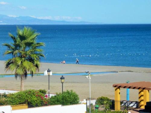 Castillo de Sabinillas Apartment | Apartamento 409 Marina Real Puerto de la Duquesa playa