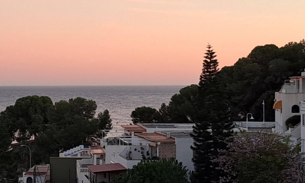 Velilla-Taramay Apartment | Apartamento Junto al mar en Almuñécar, Recien Renovado y Equipado Para 4 pax