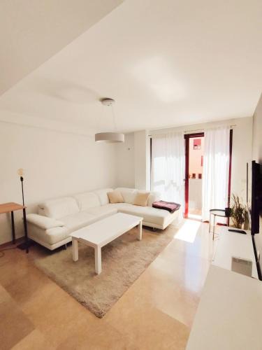 Figares Apartment | Apartamento, parking y piscina de temporada en Granada Tico Medina