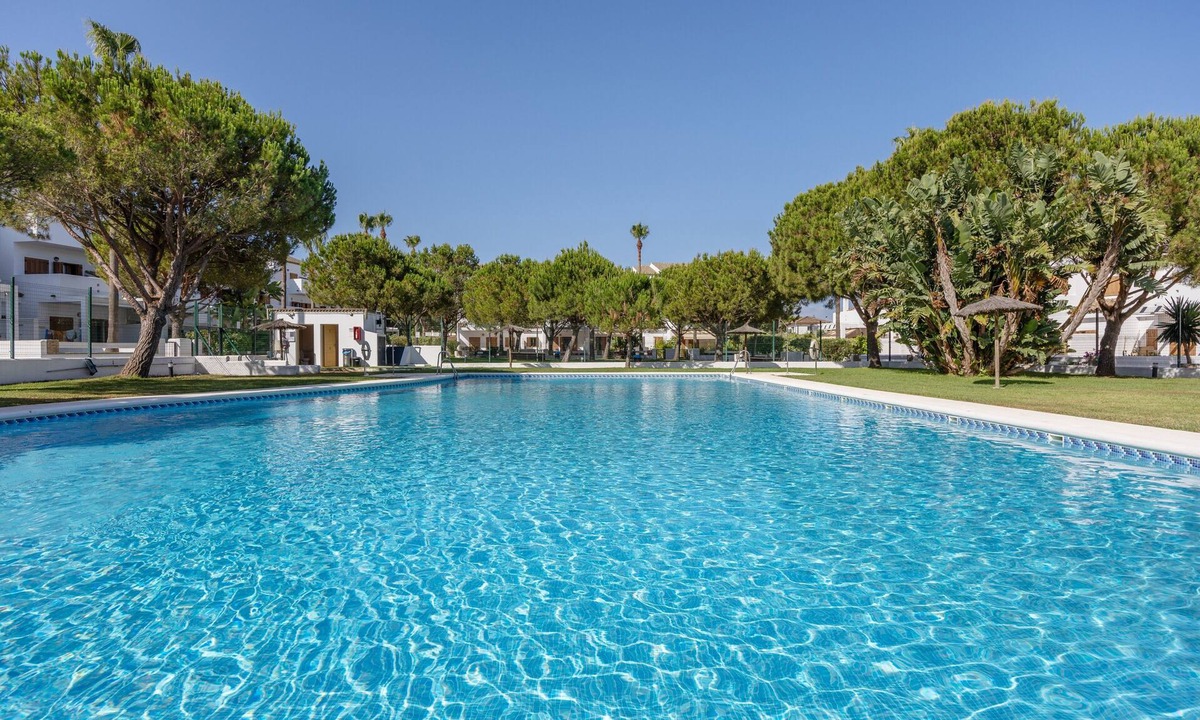 Poblado de Sancti Petri Apartment | Apartment 'Viento Del Mar' with Shared Pool, Private Terrace and Air Conditioning.
