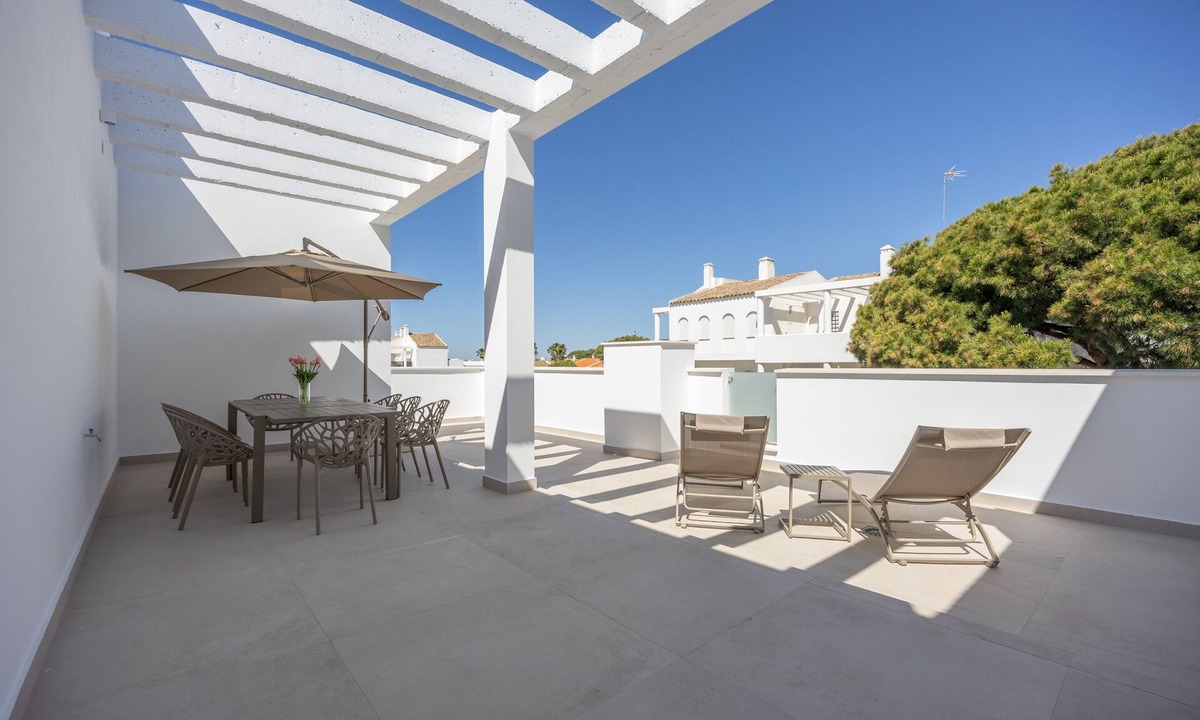 Poblado Sancti Petri Apartment | Apartment 'Los Drogos, Building A, Penthouse A' with shared pool, garden and Wi-Fi