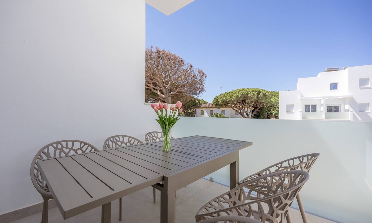 Poblado de Sancti Petri Apartment | Apartment 'Los Drogos, Building A, First D' with Shared Pool, Garden and Wi-Fi