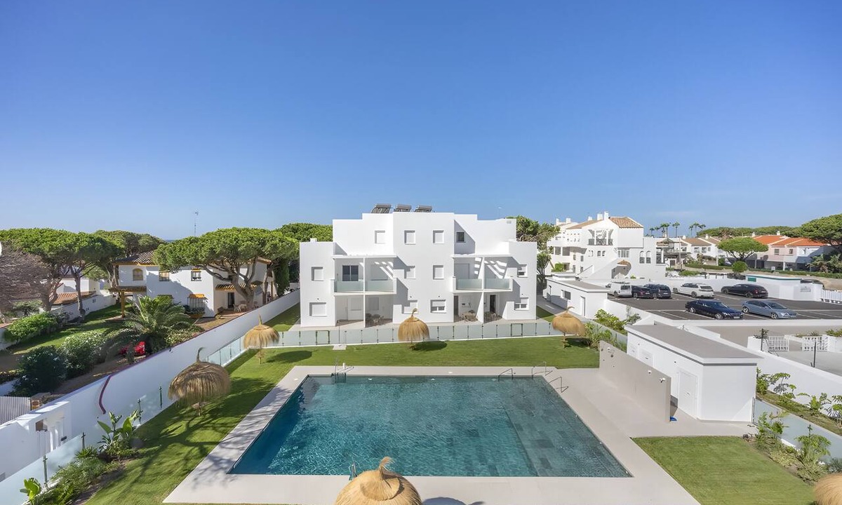Poblado de Sancti Petri Apartment | Apartment 'Los Drogos Edificio B, Bajo C' with Shared Pool, Wi-Fi & Air Conditioning