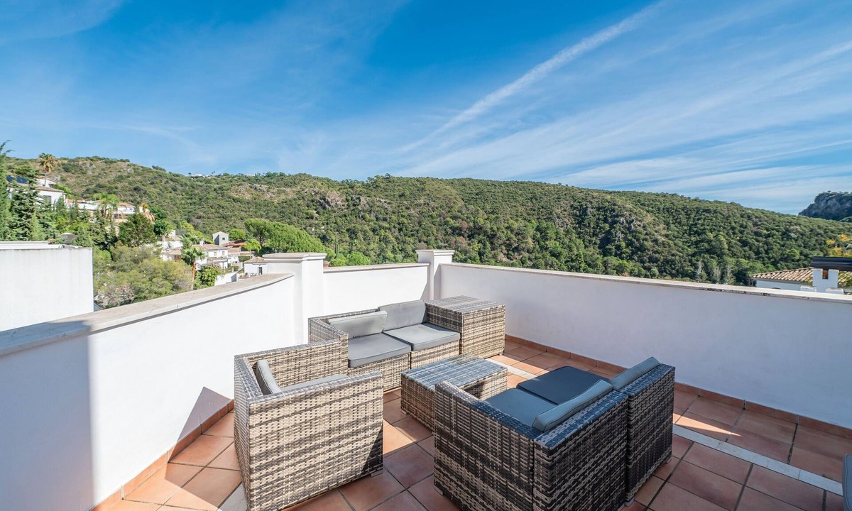 Benahavis Apartment | Apartment '3 Bed in Benahavis' with Mountain View, Wi-Fi and Air Conditioning