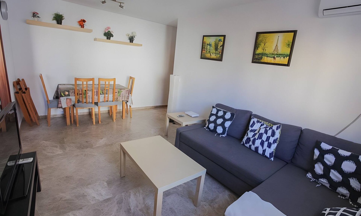 El Palo Apartment | Apartment 'A 2 Min De La Playa, El Palo' with Wi-Fi and Air Conditioning