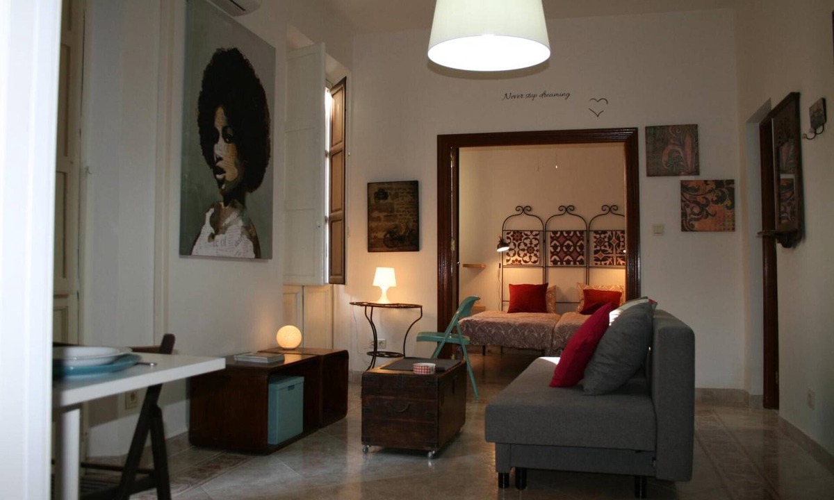 Centro - Sagrario Apartment | Apartment 'Alcaicería' with Balcony, Wi-Fi and Air Conditioning