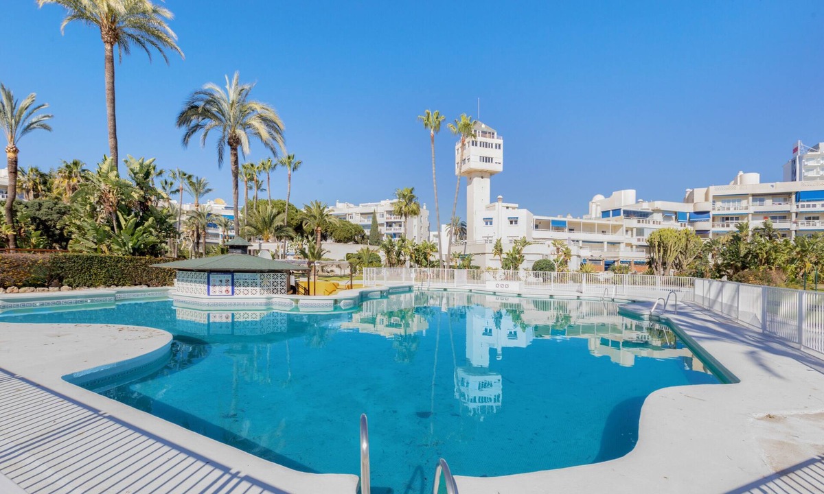 Torremolinos Apartment | Apartment 'Apartamento Junto Al Mar Costa Lago' with Shared Pool, Wi-Fi and Air Conditioning