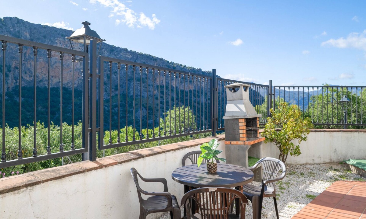Montejaque Apartment | Apartment 'Casa Isabelina' with Mountain View, Shared Pool and Shared Garden
