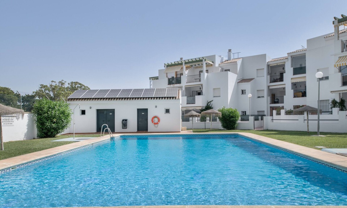 Conil de la Frontera City Center Apartment | Apartment 'Refugio Atalaya Pool and Parking' with Shared Pool, Private Terrace, and Wi-Fi