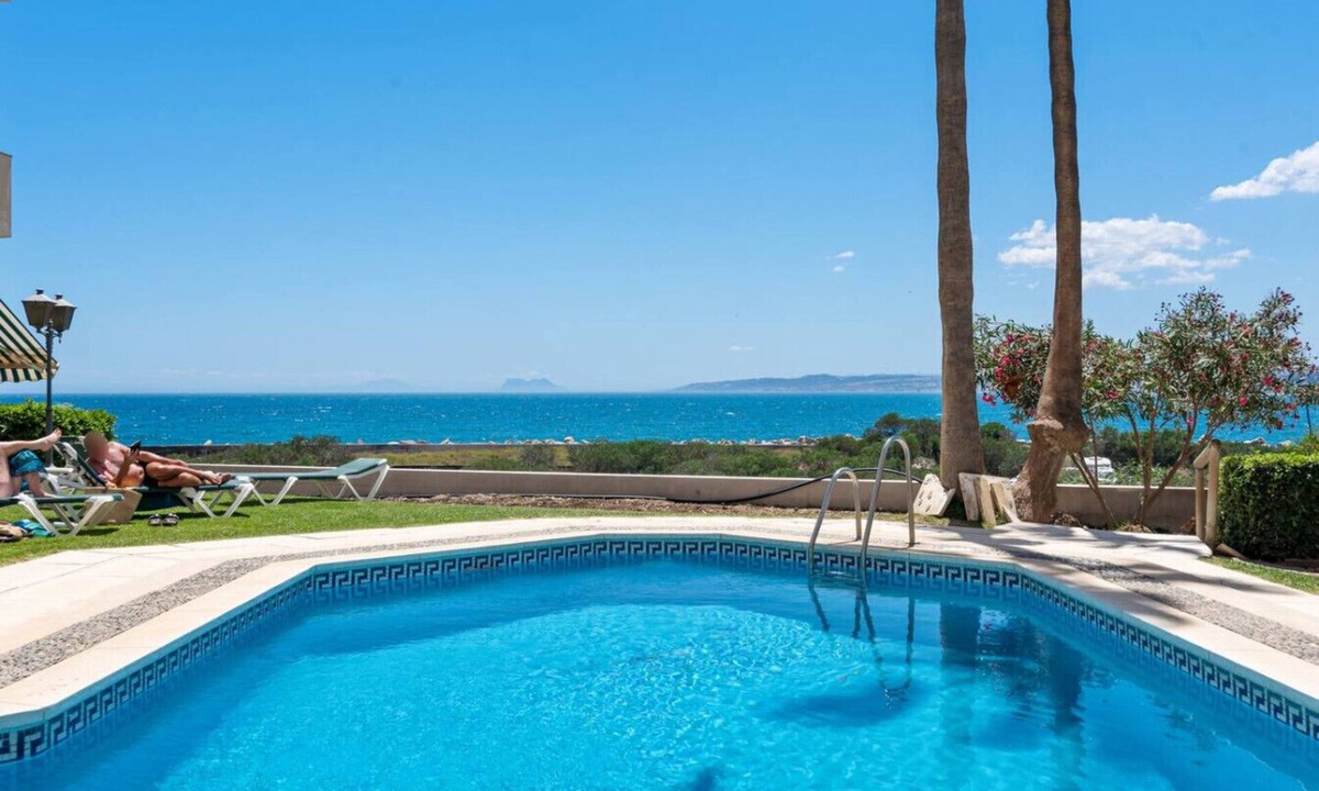 Estepona Apartment | Apartment first line of Playa del Cristo Beach