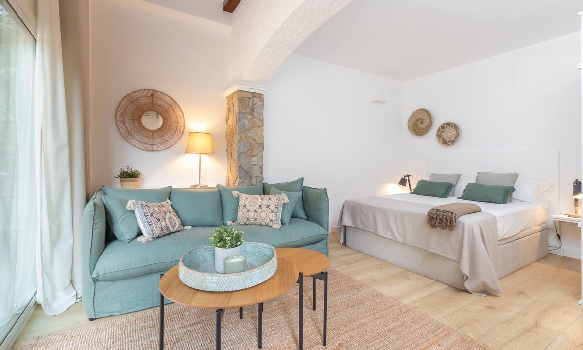 Can Carbonell Apartment | Apartment in Baix Empordà country house near the beach, surrounded by forest. Large garden/BBQ.