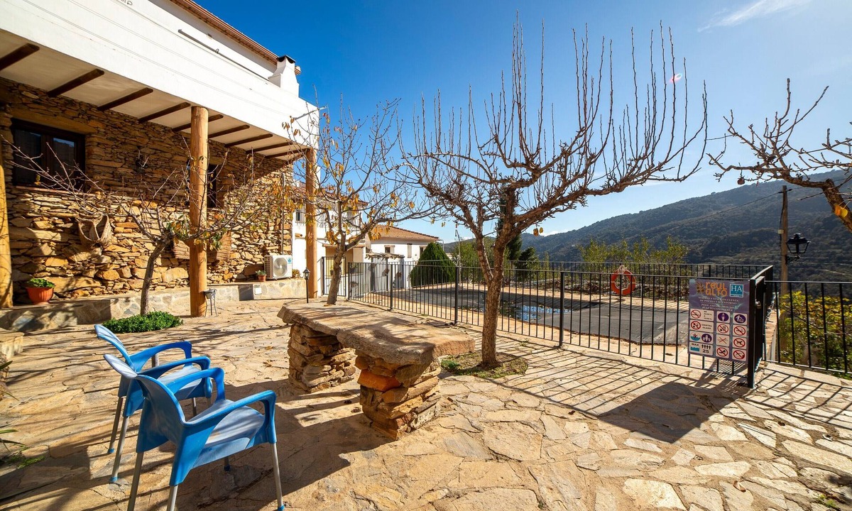 Laroya House | Apartment In A Hotel 'Yerbaluisa' with Mountain View, Wi-Fi