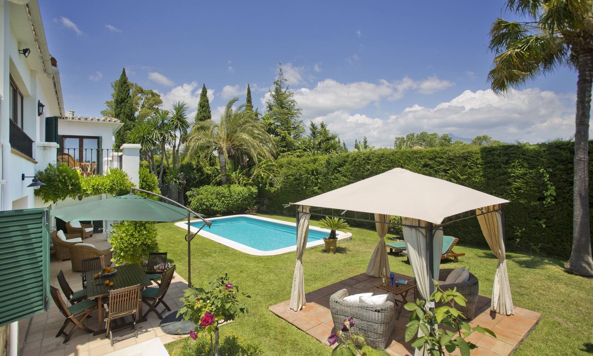 Guadalmina Apartment | Apartment in Guadalmina, Puerto Banus, Marbella with pool and private garden