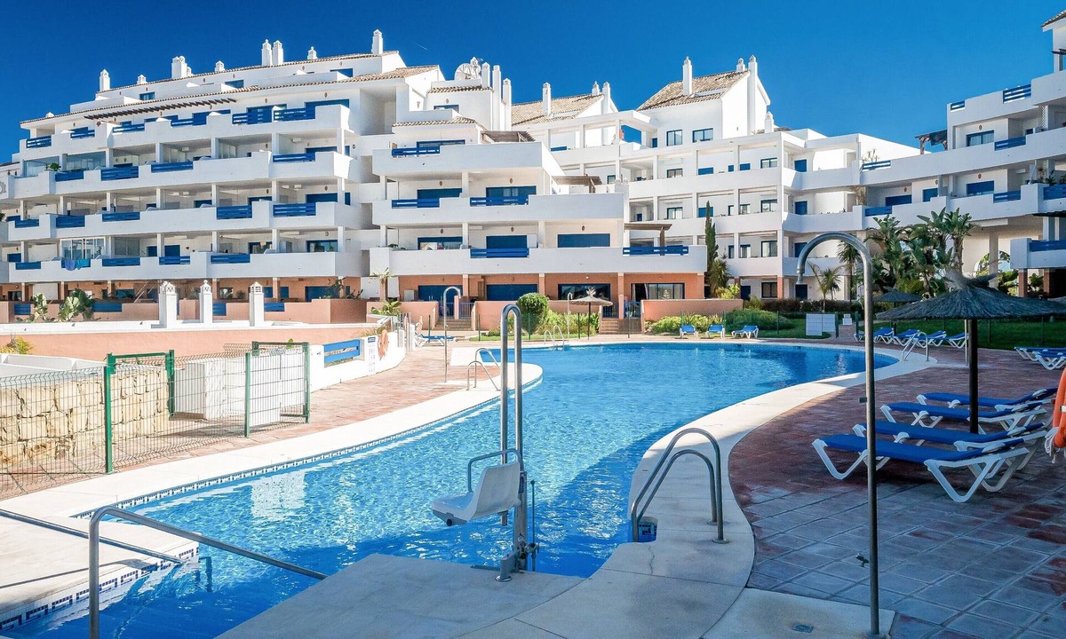 Castillo de Sabinillas Apartment | Apartment 'Kym' with Mountain View, Wi-Fi and Air Conditioning