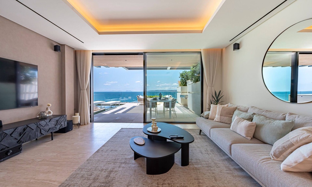 Estepona Apartment | Apartment 'Luxury Front Line Beach' with Sea View, Wi-Fi and Air Conditioning