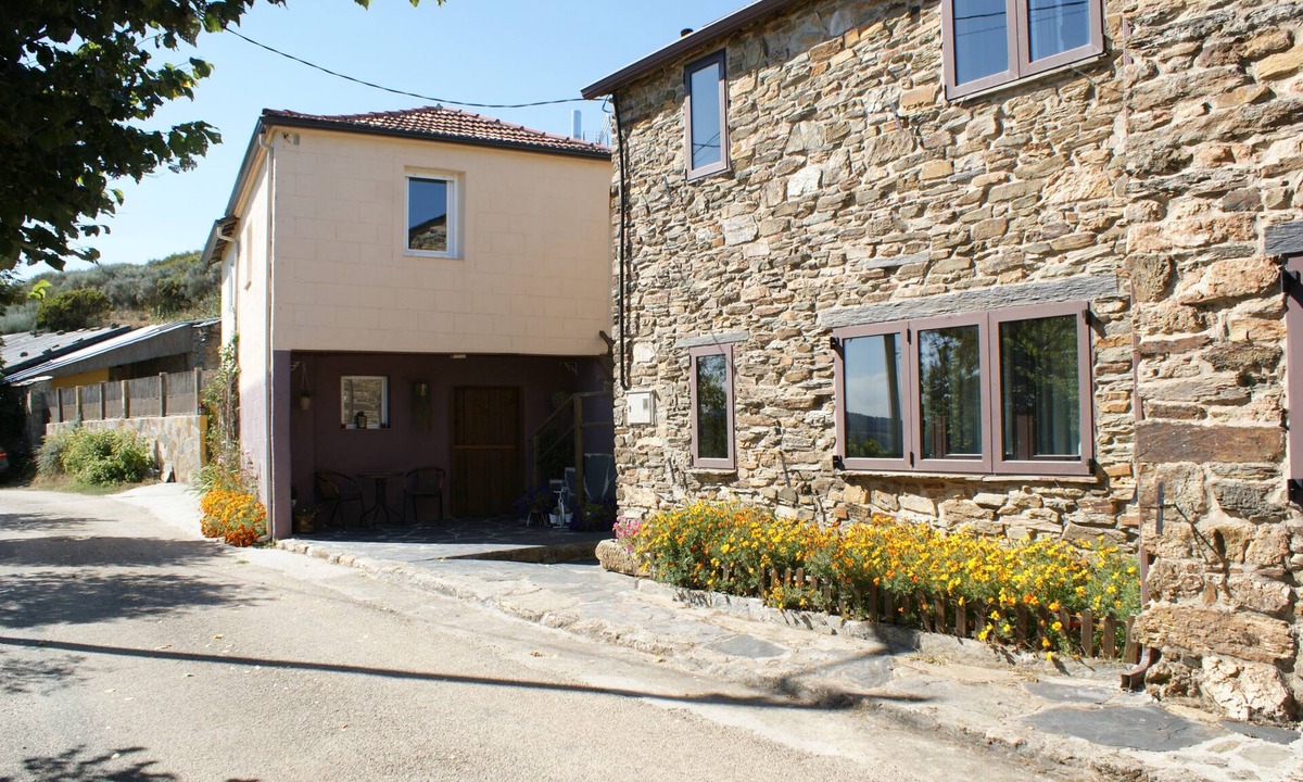 A Gudina Apartment | Apartment 'O Bolaño Apto 3' with Mountain View, Shared Pool and Shared Garden