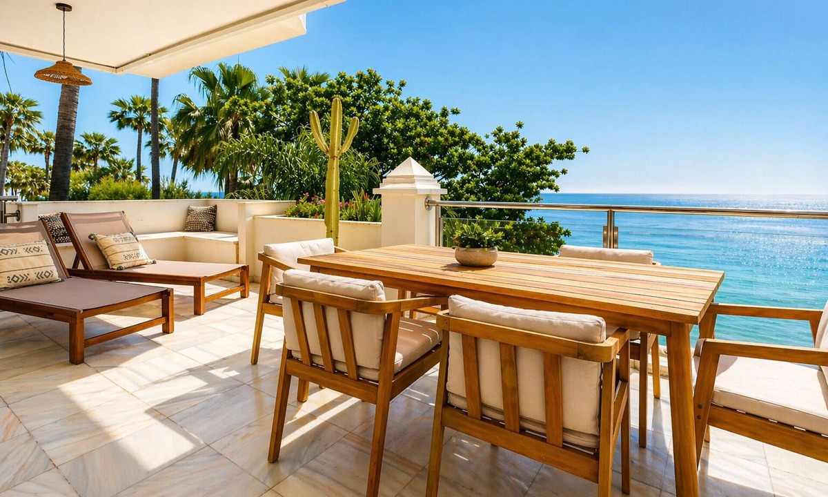 New Golden Mile Apartment | Apartment on the beachfront in Estepona,