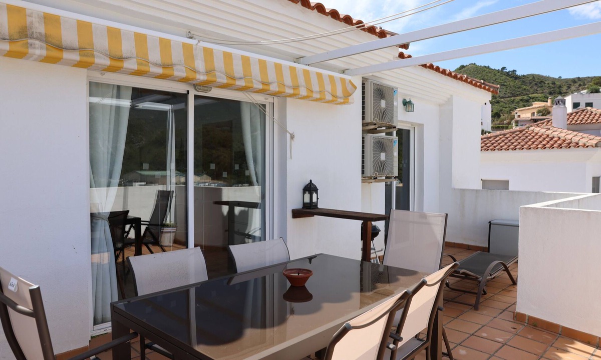 Benahavis Apartment | Apartment 'Penthouse' with Shared Pool, Wi-Fi and Air Conditioning
