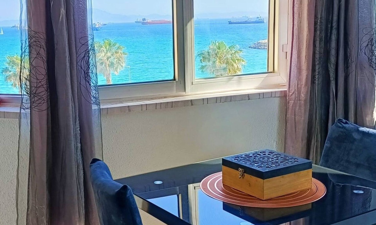 La Linea de la Concepcion Apartment | Apartment 'Sol y Mar' with Sea View & Wi-Fi