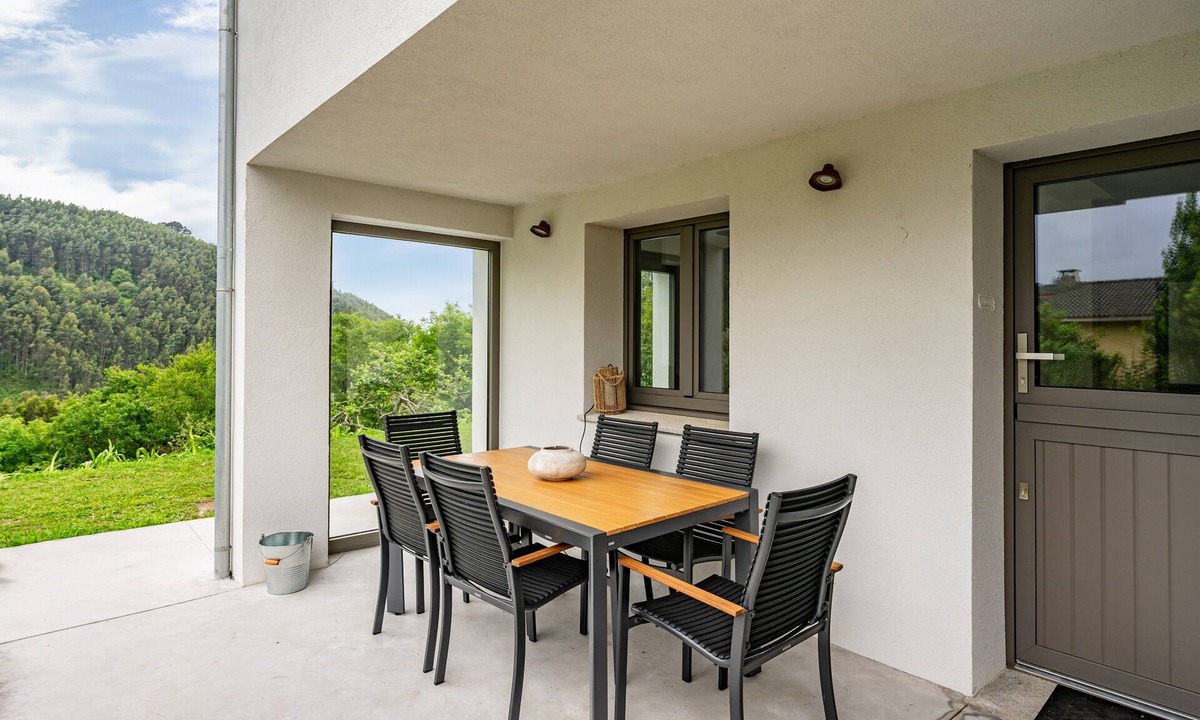 Lloreda Apartment | Apartment 'Tierra' with Sea Views, Private Terrace and Wi-Fi