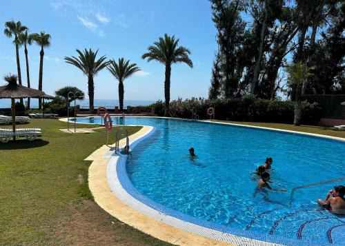 Puerto de la Duquesa Apartment | Apto con salida directa a la Playa, Piscinas, y rodeado de Naturaleza