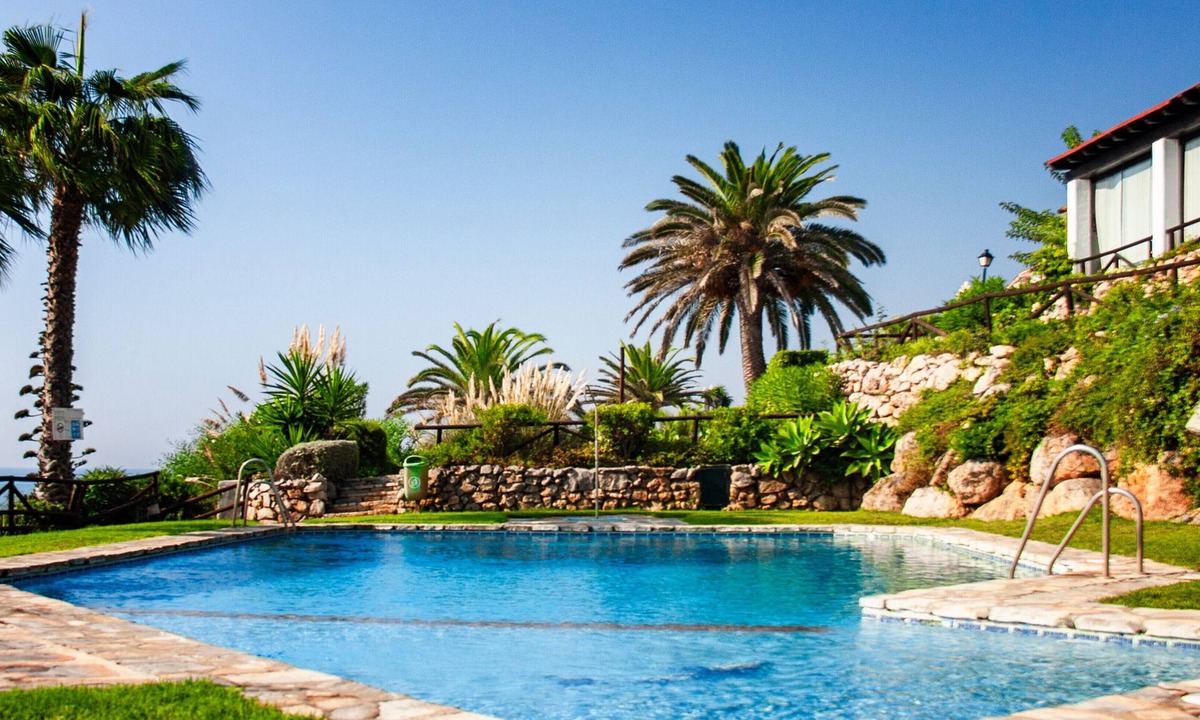 Estepona House | Beachfront Boho Chic I – Colorful Townhouse with Sea Views and Pools