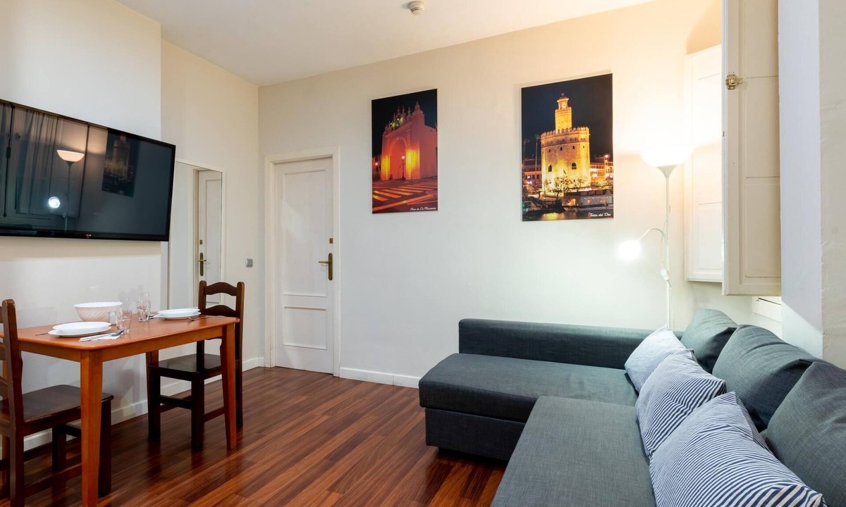 Alameda Apartment | Beautiful 1-bedroom apartment inside a typical Andalusian patio