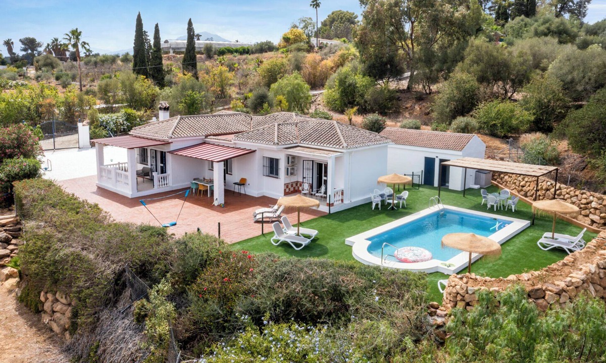 Pizarra Villa | Beautiful 3-bedroom villa with AC and private pool in Pizarra