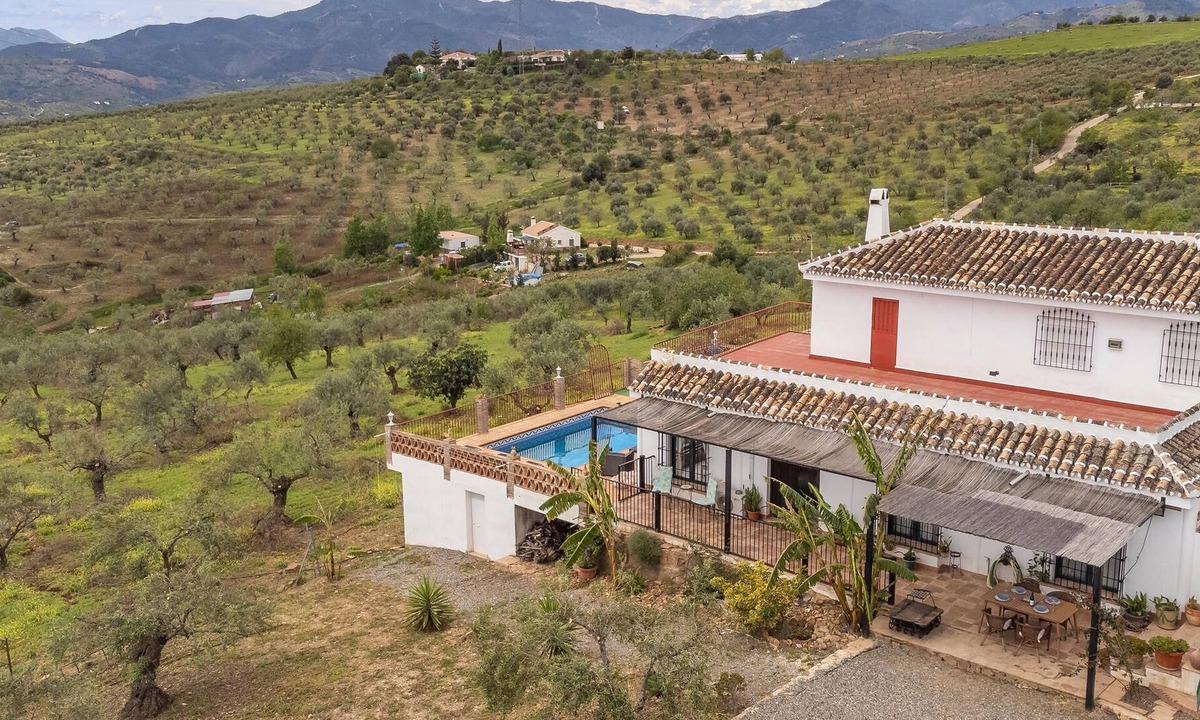 Alozaina House | Beautiful apartment with pool in picturesque white village Alozaina.
