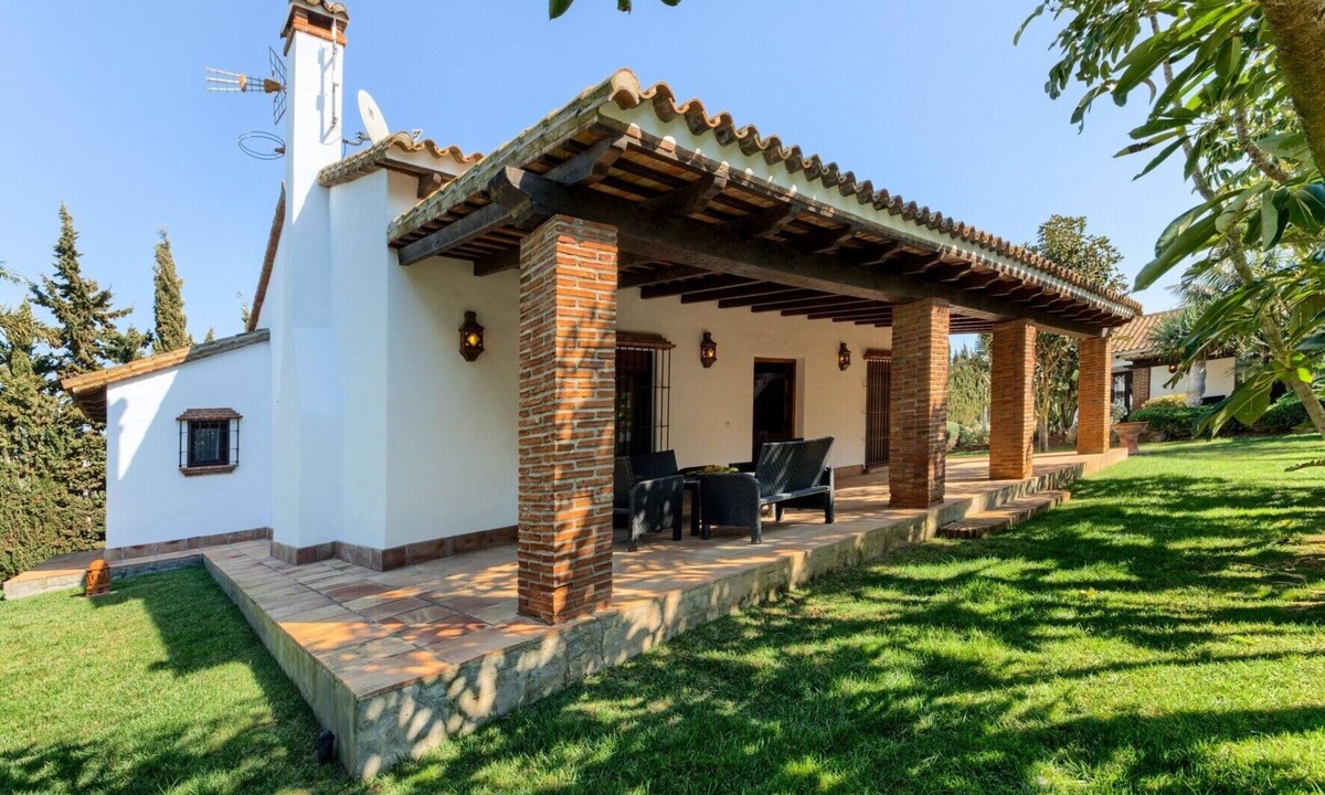 Conil de la Frontera Cottage | Beautiful Cortijo El Olivo House, next to the pool - 3 Bedrooms