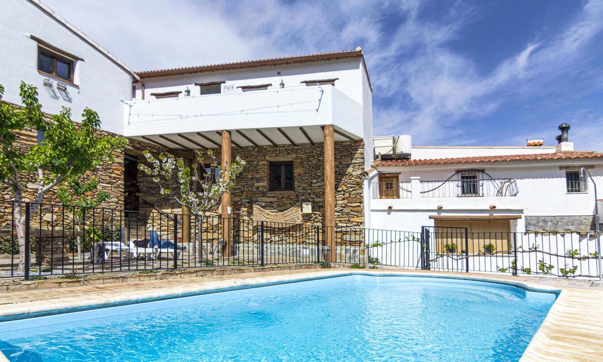 Laroya House | Beautiful home in Laroya with outdoor swimming pool