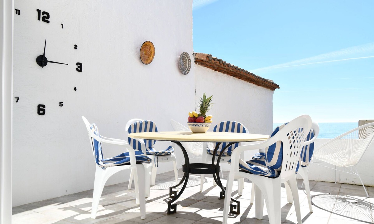 Estepona Villa | Beautiful traditional 4 bed villa on the beach