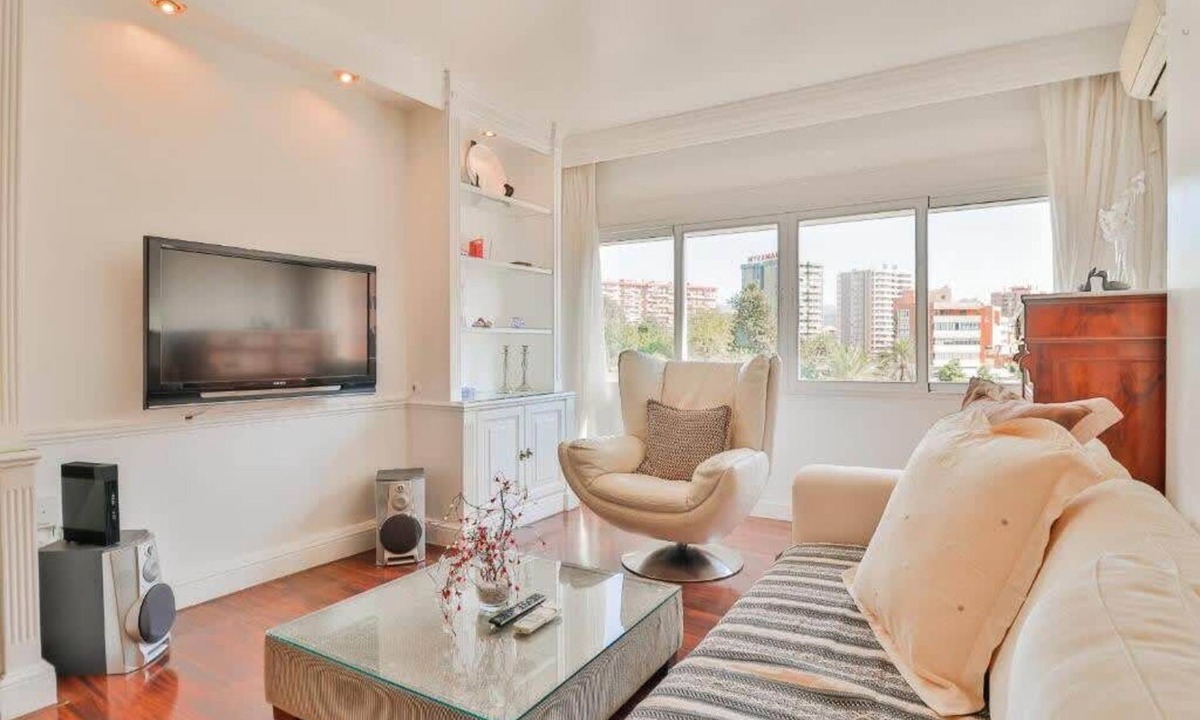 Los Tilos Apartment | Big apartment, close to train station