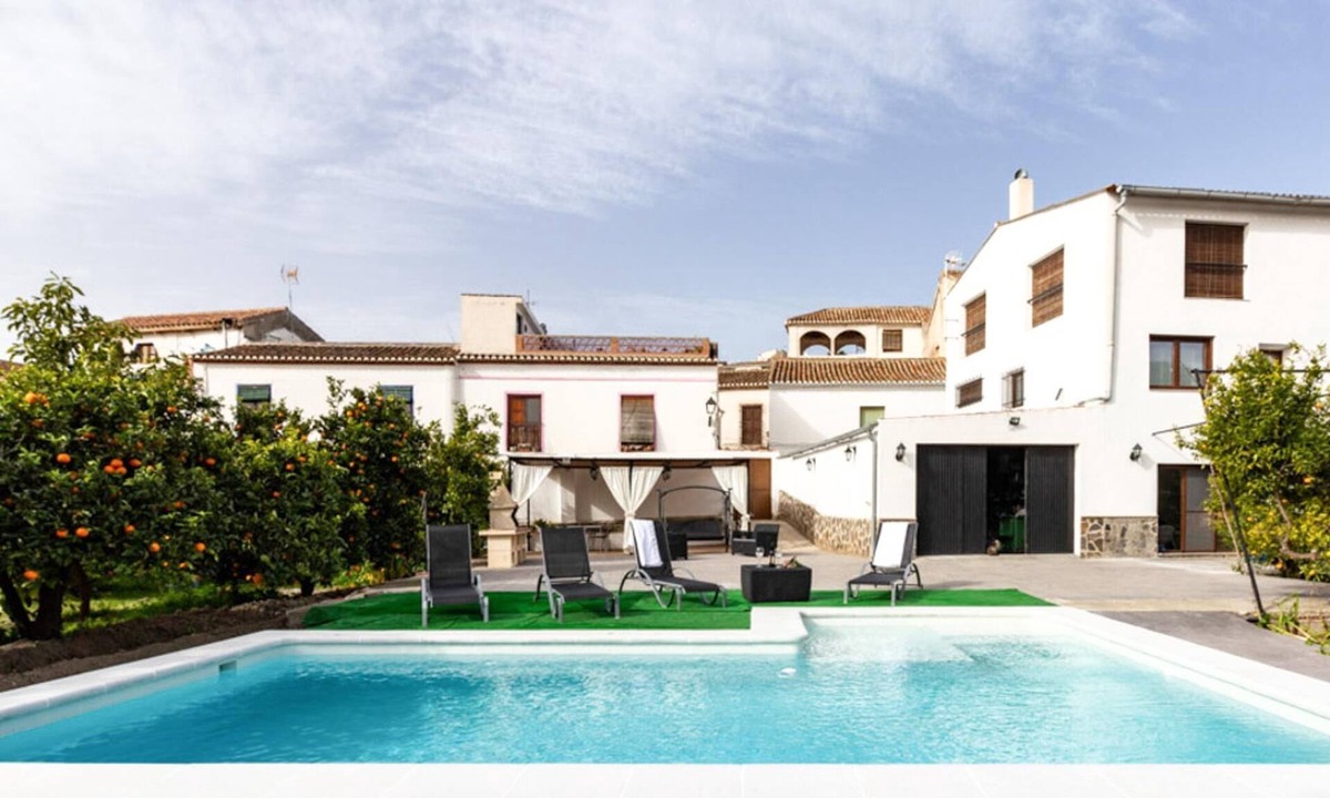 Chite Villa | Bright house with terrace and orange garden