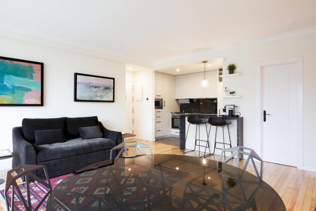 Jeronimos Apartment | Bright Luxurious - 1BD 2BTH - AtochaRetiro