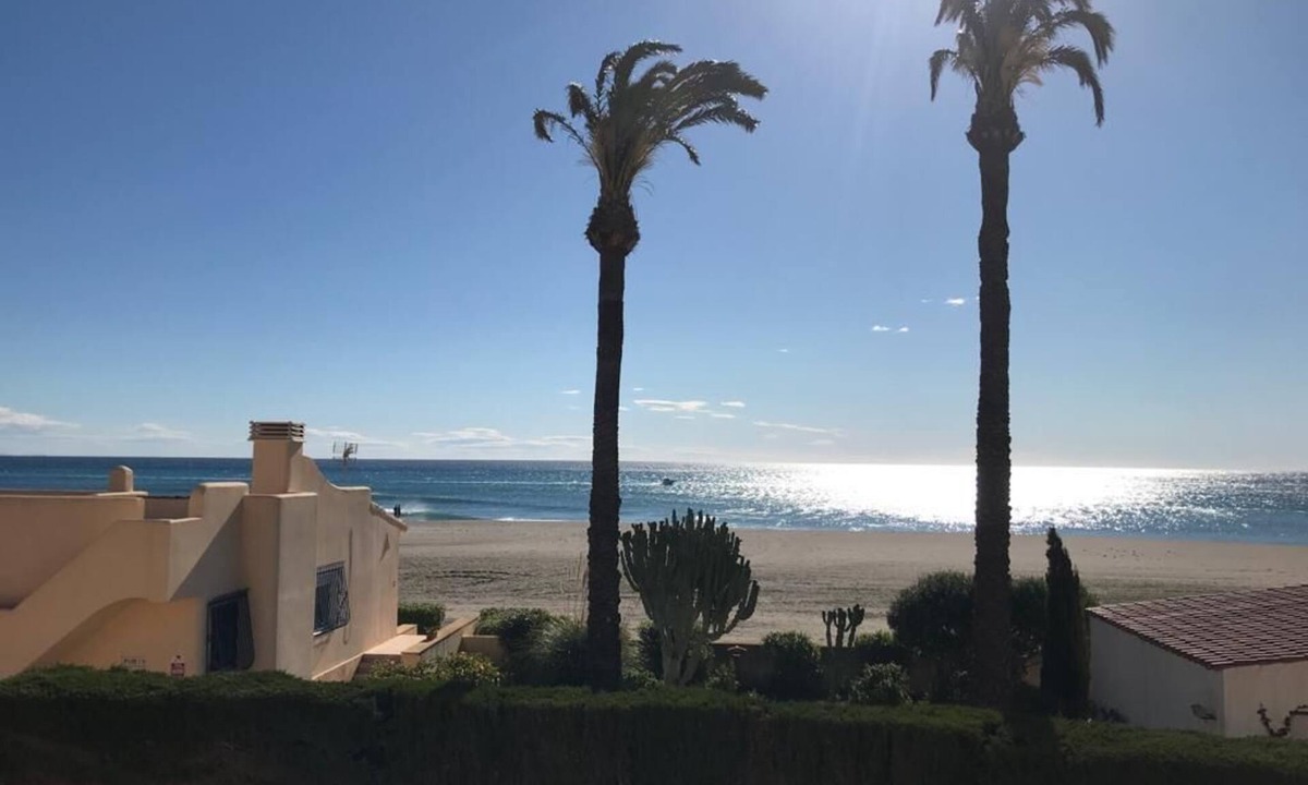 Vista de los Angeles-Rumina Apartment | Casa Pedro-situated in an unbeatable location, right on the beach!