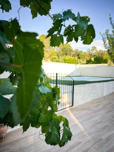 Nivar House | Casa abuhardillada con piscina y chimenea